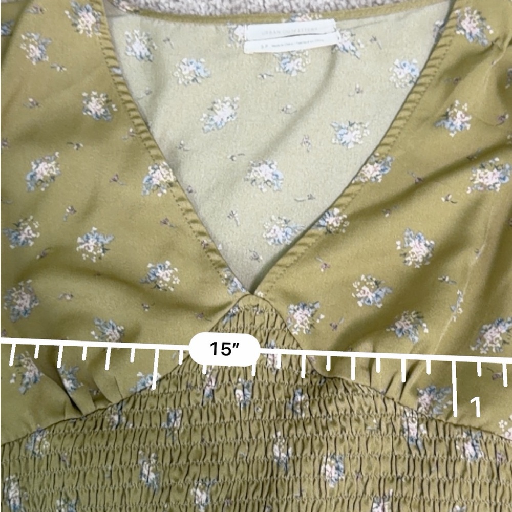 Urban outfitters green satin floral v-neck cropped blouse - Picture 3 of 4